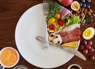 Aralıklı Oruç, son yıllarda beslenme ve sağlıklı yaşam dünyasında giderek daha fazla konuşulan bir yaklaşım haline geldi. Klasik diyet anlayışlarının aksine, ne yenildiğinden çok ne zaman yenildiğine odaklanan bu yöntem, kilo kontrolünden metabolik dengeye kadar pek çok alanda etkileriyle dikkat çekiyor. Modern yaşamın hızına uyum sağlayabilen esnek yapısı sayesinde Aralıklı Oruç, farklı yaş gruplarından bireyler tarafından ilgiyle takip ediliyor. Konulu bir haber görseli.