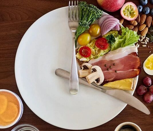 Aralıklı Oruç, son yıllarda beslenme ve sağlıklı yaşam dünyasında giderek daha fazla konuşulan bir yaklaşım haline geldi. Klasik diyet anlayışlarının aksine, ne yenildiğinden çok ne zaman yenildiğine odaklanan bu yöntem, kilo kontrolünden metabolik dengeye kadar pek çok alanda etkileriyle dikkat çekiyor. Modern yaşamın hızına uyum sağlayabilen esnek yapısı sayesinde Aralıklı Oruç, farklı yaş gruplarından bireyler tarafından ilgiyle takip ediliyor. Konulu bir haber görseli.