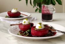 Türk mutfağının meyve temelli tatlıları arasında özel bir yere sahip olan armut tatlısı, son dönemde hafif ve doğal lezzet arayışının artmasıyla birlikte yeniden gündeme geliyor. Şerbetli tatlılara kıyasla daha dengeli bir tat sunan bu geleneksel tarif, özellikle mevsiminde kullanılan armutlarla hazırlandığında ferah bir tatlı alternatifi olarak öne çıkıyor. Doğal aroması, yumuşak dokusu ve sade sunumuyla armut tatlısı, hem ev sofralarında hem de yerel mutfaklarda kendine yeniden yer buluyor. Konulu bir haber görseli.