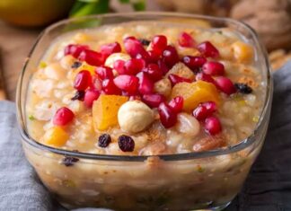 Aşure, yüzyıllardır Anadolu kültürünün en köklü ve en özel tatlı geleneklerinden biri olarak varlığını sürdürüyor. Hem manevi hem toplumsal anlamda büyük bir değere sahip olan bu lezzet, paylaşımın simgesi olarak kabul ediliyor. Özellikle Muharrem ayında evlerde, mahallelerde ve cami avlularında dağıtılmasıyla bilinen aşure, modern zamanlarda da aynı sıcaklıkla karşılanıyor. Sadece bir tatlı olmanın ötesine geçip sosyal dayanışmanın bir göstergesi haline gelen bu lezzet, günümüzde farklı tariflerle zenginleşerek daha geniş bir kitleye hitap etmeye başladı. Konulu bir haber görseli.