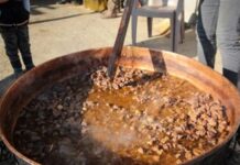 Anadolu mutfağının köklü pişirme yöntemlerinden biri olan Kazanda Pişirme, sadece bir yemek tekniği değil, aynı zamanda toplumsal hafızanın ve paylaşım kültürünün önemli bir parçasıdır. Büyük hacimli yemeklerin ağır ağır pişirildiği bu yöntem, özellikle kalabalık sofralar, özel günler ve toplu organizasyonlarla özdeşleşmiştir. Kazan, yemeğin bereketini ve birlik duygusunu temsil ederken, pişirme süreci de sabrın ve emeğin simgesi olarak görülür. Konulu bir haber görseli.