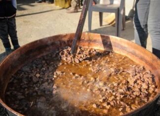 Anadolu mutfağının köklü pişirme yöntemlerinden biri olan Kazanda Pişirme, sadece bir yemek tekniği değil, aynı zamanda toplumsal hafızanın ve paylaşım kültürünün önemli bir parçasıdır. Büyük hacimli yemeklerin ağır ağır pişirildiği bu yöntem, özellikle kalabalık sofralar, özel günler ve toplu organizasyonlarla özdeşleşmiştir. Kazan, yemeğin bereketini ve birlik duygusunu temsil ederken, pişirme süreci de sabrın ve emeğin simgesi olarak görülür. Konulu bir haber görseli.