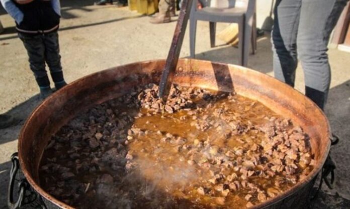 Ateşin Etrafında Birleşen Lezzet Kazanda Pişirme Kültürü Anadolu mutfağının köklü pişirme yöntemlerinden biri olan Kazanda Pişirme, sadece bir yemek tekniği değil, aynı zamanda toplumsal hafızanın ve paylaşım kültürünün önemli bir parçasıdır. Büyük hacimli yemeklerin ağır ağır pişirildiği bu yöntem, özellikle kalabalık sofralar, özel günler ve toplu organizasyonlarla özdeşleşmiştir. Kazan, yemeğin bereketini ve birlik duygusunu temsil ederken, pişirme süreci de sabrın ve emeğin simgesi olarak görülür. Konulu bir haber görseli.