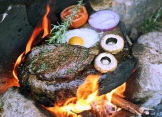 Yemek pişirme teknikleri, insanlık tarihinin en eski kültürel pratiklerinden biri olarak kabul edilir. Bu teknikler arasında yer alan Isıtılmış Taş Üzerinde Pişirme, doğayla doğrudan temas kuran, ilkel ama bir o kadar da etkili bir yöntem olarak öne çıkar. Ateşle ısıtılan taşların üzerinde ya da taşların yardımıyla yapılan bu pişirme biçimi, hem tarihsel hem de kültürel açıdan güçlü anlamlar taşır. Günümüzde gastronomi dünyasında yeniden ilgi gören bu yöntem, geçmişle bugünü aynı sofrada buluşturur. Konulu bir haber görseli.