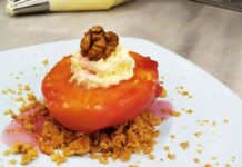 Kış aylarının en sevilen meyvelerinden biri olan ayva, yalnızca vitamin ve mineral açısından zengin içeriğiyle değil aynı zamanda Türk mutfağındaki özel yeriyle dikkat çekiyor. Özellikle soğuk havalarda sofraların tatlı ihtiyacını karşılayan ayva tatlısı, hem hafif yapısıyla hem de besleyiciliğiyle öne çıkıyor. Son yıllarda yeniden popüler hale gelen tatlı, restoranlarda ve evlerde sıkça hazırlanıyor. Konulu bir haber görseli.