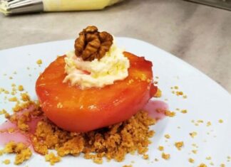 Kış aylarının en sevilen meyvelerinden biri olan ayva, yalnızca vitamin ve mineral açısından zengin içeriğiyle değil aynı zamanda Türk mutfağındaki özel yeriyle dikkat çekiyor. Özellikle soğuk havalarda sofraların tatlı ihtiyacını karşılayan ayva tatlısı, hem hafif yapısıyla hem de besleyiciliğiyle öne çıkıyor. Son yıllarda yeniden popüler hale gelen tatlı, restoranlarda ve evlerde sıkça hazırlanıyor. Konulu bir haber görseli.