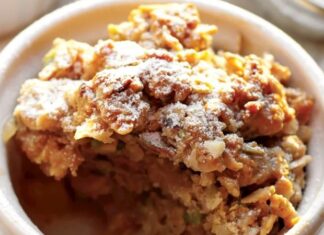 Son yıllarda ev mutfağından kafe menülerine kadar geniş bir alanda kendine yer bulan ayvalı crumble, klasik tatlı anlayışını modern dokunuşlarla birleştiren özel tarifler arasında gösteriliyor. Ayvanın kendine özgü aroması ile crumble hamurunun gevrek yapısı bir araya geldiğinde ortaya hem dengeli hem de karakterli bir tatlı çıkıyor. Özellikle sonbahar ve kış aylarında tercih edilen bu tatlı, mevsimsel lezzet arayanların dikkatini çekiyor. Konulu bir haber görseli.