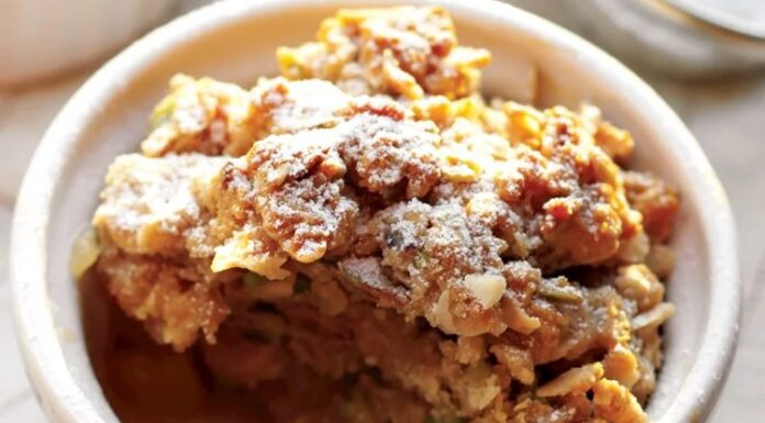 Son yıllarda ev mutfağından kafe menülerine kadar geniş bir alanda kendine yer bulan ayvalı crumble, klasik tatlı anlayışını modern dokunuşlarla birleştiren özel tarifler arasında gösteriliyor. Ayvanın kendine özgü aroması ile crumble hamurunun gevrek yapısı bir araya geldiğinde ortaya hem dengeli hem de karakterli bir tatlı çıkıyor. Özellikle sonbahar ve kış aylarında tercih edilen bu tatlı, mevsimsel lezzet arayanların dikkatini çekiyor. Konulu bir haber görseli.