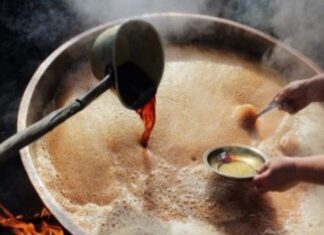 Anadolu’nun köklü mutfak kültürü içinde önemli bir yere sahip olan pekmez kaynatma, yalnızca bir yiyecek hazırlama süreci değil, aynı zamanda mevsimsel üretimin ve ortak emeğin simgesidir. Üzüm bağlarının olgunlaştığı sonbahar aylarında başlayan bu gelenek, doğanın sunduğu nimetin kışa hazırlanmasını ifade eder. Pekmez kaynatma, sabır, deneyim ve paylaşım gerektiren yönüyle yüzyıllardır yaşatılan bir alışkanlıktır. Konulu bir haber görseli.