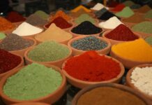 Baharatlar, tarih boyunca hem yemek kültürü hem de ticaret açısından büyük önem taşımıştır. Farklı coğrafyalarda yetişen baharatlar, sofralara sadece tat ve aroma katmakla kalmaz, aynı zamanda kültürel bir mirasın aktarılmasını sağlar. Özellikle Anadolu ve Orta Doğu mutfaklarında, baharatların kullanımı yüzyıllardır süregelen bir gelenek olarak kabul edilir. Konulu bir haber görseli.