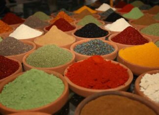 Baharatlar, tarih boyunca hem yemek kültürü hem de ticaret açısından büyük önem taşımıştır. Farklı coğrafyalarda yetişen baharatlar, sofralara sadece tat ve aroma katmakla kalmaz, aynı zamanda kültürel bir mirasın aktarılmasını sağlar. Özellikle Anadolu ve Orta Doğu mutfaklarında, baharatların kullanımı yüzyıllardır süregelen bir gelenek olarak kabul edilir. Konulu bir haber görseli.