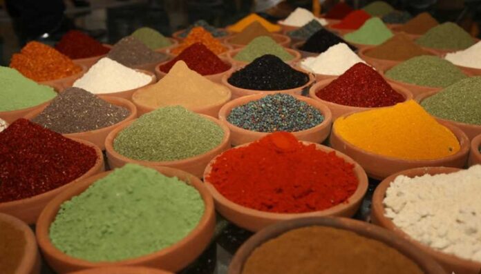 Baharat Kültürü Ve Sofralarda Lezzetin İzleri Baharatlar, tarih boyunca hem yemek kültürü hem de ticaret açısından büyük önem taşımıştır. Farklı coğrafyalarda yetişen baharatlar, sofralara sadece tat ve aroma katmakla kalmaz, aynı zamanda kültürel bir mirasın aktarılmasını sağlar. Özellikle Anadolu ve Orta Doğu mutfaklarında, baharatların kullanımı yüzyıllardır süregelen bir gelenek olarak kabul edilir. Konulu bir haber görseli.
