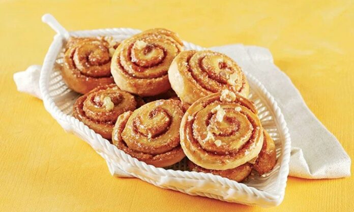Ballı Çörek Geleneksel Tatlıya Olan İlgi Yeniden Yükselişte Türkiye’nin pek çok bölgesinde uzun yıllardır hazırlanan Ballı Çörek, son dönemlerde hem ev yapımı tariflerin popülerleşmesi hem de doğal tatlı arayışının artmasıyla yeniden gündeme geldi. Özellikle balın doğal içeriği ve çöreğin yumuşak dokusuyla birleşmesi, bu tatlıyı hem sağlıklı seçenekler arasında gösteriyor hem de geleneksel tatlara duyulan özlemi canlandırıyor. Farklı yaş gruplarından geniş bir kesimin ilgi göstermesi, Ballı Çörek’in yeniden yükselişe geçmesine katkı sağlıyor. Konulu bir haber görseli.
