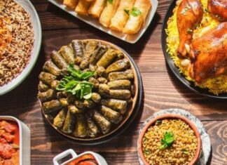 Bayram yemeği, Türk toplumunda yalnızca bir beslenme ritüeli değil; aile, akrabalık ve paylaşma duygularının en yoğun biçimde yaşandığı kültürel bir buluşma alanıdır. Dini bayramların vazgeçilmez unsurlarından biri olan bu sofralar, uzun hazırlık süreçleri ve kuşaklar arası aktarılan geleneklerle şekillenir. Bayram yemeği, gündelik yemek düzeninden farklı olarak anlam yüklü bir birlikteliği temsil eder ve toplumsal hafızada güçlü bir yer tutar. Konulu bir haber görseli.