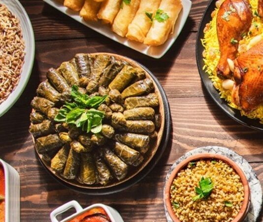 Bayram Sofralarında Buluşan Gelenek Bayram Yemeği Kültürü Bayram yemeği, Türk toplumunda yalnızca bir beslenme ritüeli değil; aile, akrabalık ve paylaşma duygularının en yoğun biçimde yaşandığı kültürel bir buluşma alanıdır. Dini bayramların vazgeçilmez unsurlarından biri olan bu sofralar, uzun hazırlık süreçleri ve kuşaklar arası aktarılan geleneklerle şekillenir. Bayram yemeği, gündelik yemek düzeninden farklı olarak anlam yüklü bir birlikteliği temsil eder ve toplumsal hafızada güçlü bir yer tutar. Konulu bir haber görseli.