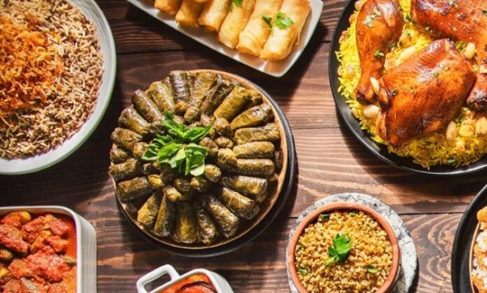Bayram Sofralarında Buluşan Gelenek Bayram Yemeği Kültürü Bayram yemeği, Türk toplumunda yalnızca bir beslenme ritüeli değil; aile, akrabalık ve paylaşma duygularının en yoğun biçimde yaşandığı kültürel bir buluşma alanıdır. Dini bayramların vazgeçilmez unsurlarından biri olan bu sofralar, uzun hazırlık süreçleri ve kuşaklar arası aktarılan geleneklerle şekillenir. Bayram yemeği, gündelik yemek düzeninden farklı olarak anlam yüklü bir birlikteliği temsil eder ve toplumsal hafızada güçlü bir yer tutar. Konulu bir haber görseli.