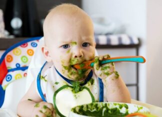 Bebeklik dönemi, insan yaşamının en hızlı büyüme ve gelişme evresidir. Bu süreçte uygulanan bebek beslenmesi, yalnızca fiziksel gelişimi değil, bağışıklık sistemi, zihinsel kapasite ve ilerleyen yaşlardaki beslenme alışkanlıklarını da doğrudan etkiler. Bu nedenle ilk aylardan itibaren doğru planlanan bebek beslenmesi, uzun vadeli sağlık açısından büyük önem taşır. Konulu bir haber görseli.