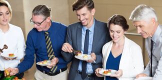 Toplumların ortak yaşam pratiklerinde yemek, yalnızca beslenme ihtiyacını karşılayan bir eylem değil, aynı zamanda güçlü bir sosyal bağ kurma aracıdır. Bu bağlamda Toplu Yemek, bireyleri aynı sofra etrafında buluşturarak dayanışma, paylaşım ve aidiyet duygularını pekiştiren önemli bir kültürel pratiktir. Farklı zamanlarda ve farklı nedenlerle kurulan bu sofralar, toplumun ortak hafızasında derin izler bırakır. Konulu bir haber görseli.