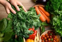 Blue Zone beslenmesi, dünyada insanların ortalamanın çok üzerinde yaşadığı bölgelerde gözlemlenen uzun yaşam alışkanlıklarından ilham alan bir beslenme yaklaşımı olarak öne çıkmaktadır. “Mavi Bölgeler” olarak adlandırılan bu coğrafyalarda yaşayan toplulukların beslenme düzenleri incelendiğinde, yalnızca ne yedikleri değil, yeme biçimleri ve yaşam tarzları da dikkat çekmektedir. Blue Zone beslenmesi, modern diyet anlayışından farklı olarak katı kurallardan ziyade sürdürülebilir alışkanlıklar üzerine kuruludur. Konulu bir haber görseli.