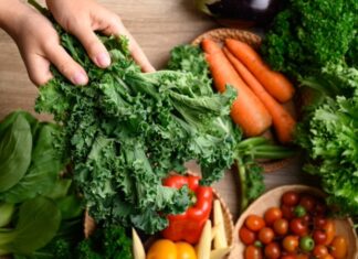 Blue Zone beslenmesi, dünyada insanların ortalamanın çok üzerinde yaşadığı bölgelerde gözlemlenen uzun yaşam alışkanlıklarından ilham alan bir beslenme yaklaşımı olarak öne çıkmaktadır. “Mavi Bölgeler” olarak adlandırılan bu coğrafyalarda yaşayan toplulukların beslenme düzenleri incelendiğinde, yalnızca ne yedikleri değil, yeme biçimleri ve yaşam tarzları da dikkat çekmektedir. Blue Zone beslenmesi, modern diyet anlayışından farklı olarak katı kurallardan ziyade sürdürülebilir alışkanlıklar üzerine kuruludur. Konulu bir haber görseli.