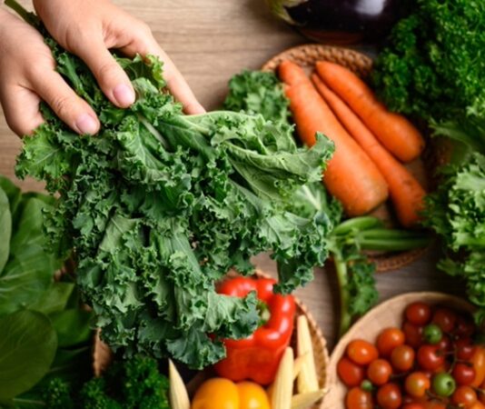 Blue Zone beslenmesi, dünyada insanların ortalamanın çok üzerinde yaşadığı bölgelerde gözlemlenen uzun yaşam alışkanlıklarından ilham alan bir beslenme yaklaşımı olarak öne çıkmaktadır. “Mavi Bölgeler” olarak adlandırılan bu coğrafyalarda yaşayan toplulukların beslenme düzenleri incelendiğinde, yalnızca ne yedikleri değil, yeme biçimleri ve yaşam tarzları da dikkat çekmektedir. Blue Zone beslenmesi, modern diyet anlayışından farklı olarak katı kurallardan ziyade sürdürülebilir alışkanlıklar üzerine kuruludur. Konulu bir haber görseli.