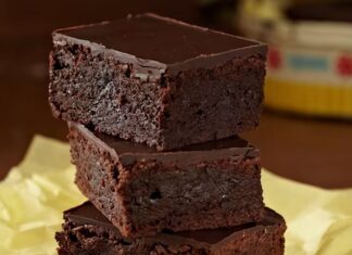 Brownie, yıllardır tatlı dünyasında popülerliğini koruyan, çikolatanın en yoğun halini sunan klasik bir hamur işi olarak biliniyor. Amerika’da doğan bu tatlı, bugün Türkiye’de de kahve menülerinin vazgeçilmezlerinden biri haline geldi. Hem evlerde hem kafelerde sıkça tercih edilen bu tatlının hikâyesi, aslında çikolatanın büyüleyici dünyasına olan ilginin bir yansıması. Son zamanlarda özellikle sosyal medya tariflerinin de yaygınlaşmasıyla birlikte, brownie yapımı ev mutfaklarında daha da popüler hale gelmiş durumda. Konulu bir haber görseli.