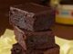 Brownie Lezzetinin Zamansız Serüveni ve Tatlı Dünyasındaki Yeri Brownie, yıllardır tatlı dünyasında popülerliğini koruyan, çikolatanın en yoğun halini sunan klasik bir hamur işi olarak biliniyor. Amerika’da doğan bu tatlı, bugün Türkiye’de de kahve menülerinin vazgeçilmezlerinden biri haline geldi. Hem evlerde hem kafelerde sıkça tercih edilen bu tatlının hikâyesi, aslında çikolatanın büyüleyici dünyasına olan ilginin bir yansıması. Son zamanlarda özellikle sosyal medya tariflerinin de yaygınlaşmasıyla birlikte, brownie yapımı ev mutfaklarında daha da popüler hale gelmiş durumda. Konulu bir haber görseli.
