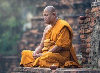 Budist öğreti içinde beslenme, yalnızca bedeni doyurmayı amaçlayan bir alışkanlık değil, aynı zamanda zihinsel farkındalığı ve merhameti besleyen bir yaşam pratiği olarak görülür. Bu anlayıştan doğan Budist vejetaryenliği, şiddetsizlik ilkesini merkeze alarak hem doğayla hem de canlılarla uyumlu bir yaşam biçimini destekler. Vejetaryen beslenme, Budist felsefede ruhsal gelişimin önemli bir parçası olarak kabul edilir. Konulu bir haber görseli.