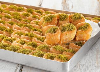 Türk mutfağının en estetik şerbetli tatlılarından biri olarak kabul edilen bülbül yuvası, adını görüntüsünün kuş yuvasını andırmasından alıyor. Tel tel açılan kadayıfın yuvarlak formda bir araya getirilmesiyle hazırlanan bu özel tatlı, hem görünümüyle hem de lezzetiyle sofraların en dikkat çeken tatlıları arasında bulunuyor. Osmanlı saray mutfağında da yer aldığı bilinen tatlı, günümüzde özellikle bayram ve özel davet sofralarında tercih edilen özel tatlılar listesinde ilk sıralarda yer alıyor. Konulu bir haber görseli.