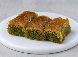Türkiye’nin gastronomik mirasında özel bir yere sahip olan burma kadayıf, şerbetli tatlı çeşitleri arasında hem görünümü hem de lezzetiyle dikkat çekiyor. Yalnızca özel günlerde değil, artık günlük tüketim alışkanlıklarında bile sıkça tercih edilen bu tatlı, son yıllarda restoran ve pastane menülerinde yeniden popüler hale geldi. Anadolu’nun pek çok şehrinde farklı şekillerle hazırlanabilen burma kadayıf tatlısı, özellikle Gaziantep ve Şanlıurfa gibi bölgelerde ustalıkla yapılmasıyla biliniyor. Konulu bir haber görseli.