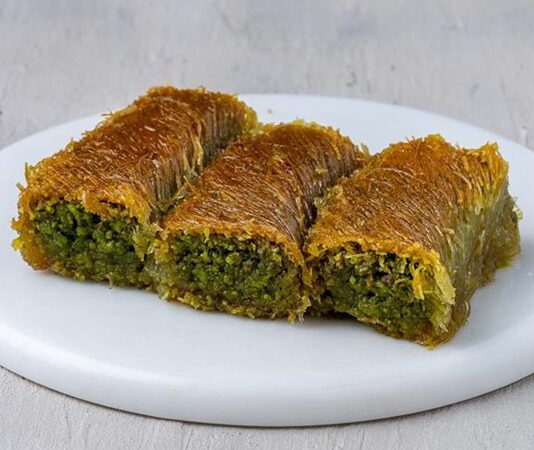 Burma Kadayıf Türkiye’nin En Sevilen Şerbetli Tatlılarından Biri Olmaya Devam Ediyor Türkiye’nin gastronomik mirasında özel bir yere sahip olan burma kadayıf, şerbetli tatlı çeşitleri arasında hem görünümü hem de lezzetiyle dikkat çekiyor. Yalnızca özel günlerde değil, artık günlük tüketim alışkanlıklarında bile sıkça tercih edilen bu tatlı, son yıllarda restoran ve pastane menülerinde yeniden popüler hale geldi. Anadolu’nun pek çok şehrinde farklı şekillerle hazırlanabilen burma kadayıf tatlısı, özellikle Gaziantep ve Şanlıurfa gibi bölgelerde ustalıkla yapılmasıyla biliniyor. Konulu bir haber görseli.