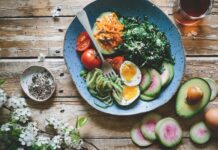 Candida Diyeti, son yıllarda sindirim sağlığı ve bağışıklık sistemiyle ilgilenen kişiler arasında giderek daha fazla konuşulan bir beslenme yaklaşımı haline gelmiştir. Özellikle modern yaşamda artan hazır gıda tüketimi, stres ve düzensiz beslenme alışkanlıkları, bu diyet modeline olan ilgiyi artırmaktadır. Candida Diyeti, vücutta doğal olarak bulunan Candida mayasının kontrol altına alınmasını hedefleyen bir beslenme anlayışı olarak tanımlanır. Konulu bir haber görseli.