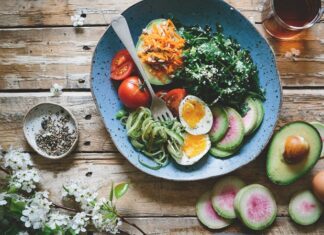 Candida Diyeti, son yıllarda sindirim sağlığı ve bağışıklık sistemiyle ilgilenen kişiler arasında giderek daha fazla konuşulan bir beslenme yaklaşımı haline gelmiştir. Özellikle modern yaşamda artan hazır gıda tüketimi, stres ve düzensiz beslenme alışkanlıkları, bu diyet modeline olan ilgiyi artırmaktadır. Candida Diyeti, vücutta doğal olarak bulunan Candida mayasının kontrol altına alınmasını hedefleyen bir beslenme anlayışı olarak tanımlanır. Konulu bir haber görseli.