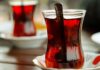 Çay, yüzyıllardır hem yemek kültürü hem de sosyal yaşamın önemli bir parçası olmuştur. İlk olarak Çin’de keşfedilen çay, zamanla Osmanlı topraklarından Avrupa’ya ve tüm dünyaya yayılmıştır. Çay, sadece bir içecek olarak değil, aynı zamanda kültürel bir ritüel ve toplumsal bir gelenek olarak da değer kazanmıştır. Çay kültürü, sohbetlerin, misafir ağırlamanın ve sosyal etkileşimlerin merkezinde yer almıştır. Konulu bir haber görseli.