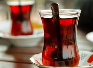 Çay, yüzyıllardır hem yemek kültürü hem de sosyal yaşamın önemli bir parçası olmuştur. İlk olarak Çin’de keşfedilen çay, zamanla Osmanlı topraklarından Avrupa’ya ve tüm dünyaya yayılmıştır. Çay, sadece bir içecek olarak değil, aynı zamanda kültürel bir ritüel ve toplumsal bir gelenek olarak da değer kazanmıştır. Çay kültürü, sohbetlerin, misafir ağırlamanın ve sosyal etkileşimlerin merkezinde yer almıştır. Konulu bir haber görseli.