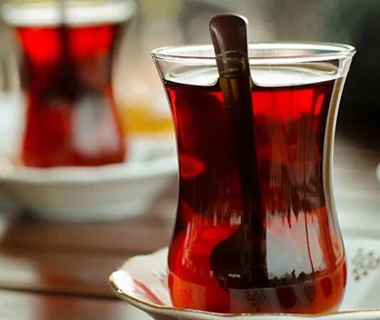 Çay Kültürü Ve Sofralarda Geleneksel Keyif Çay, yüzyıllardır hem yemek kültürü hem de sosyal yaşamın önemli bir parçası olmuştur. İlk olarak Çin’de keşfedilen çay, zamanla Osmanlı topraklarından Avrupa’ya ve tüm dünyaya yayılmıştır. Çay, sadece bir içecek olarak değil, aynı zamanda kültürel bir ritüel ve toplumsal bir gelenek olarak da değer kazanmıştır. Çay kültürü, sohbetlerin, misafir ağırlamanın ve sosyal etkileşimlerin merkezinde yer almıştır. Konulu bir haber görseli.