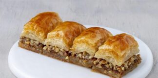 Türkiye’nin geleneksel tatlı kültürünün en önemli temsilcilerinden biri olan cevizli baklava, son dönemde hem yurt içinde hem de yurt dışında yeniden büyük bir ilgi görmeye başladı. Asırlardır bayramların, düğünlerin ve özel günlerin vazgeçilmez tatlısı olan cevizli baklava, özellikle el açması yufka, kaliteli ceviz ve özenle hazırlanan şerbetiyle Türk mutfağının en güçlü lezzet simgeleri arasında yer alıyor. Günümüzde baklava üreticilerinin çeşitliliği artırması, geleneksel tariflere sahip çıkması ve modern sunum teknikleri geliştirmesi, tatlının bilinirliğini daha da yükseltti. Konulu bir haber görseli.