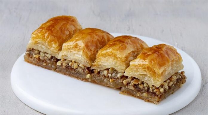 Cevizli Baklava Anadolu’nun Asırlık Tatlısı Yeniden Sofraların Gözdesi Oldu Türkiye’nin geleneksel tatlı kültürünün en önemli temsilcilerinden biri olan cevizli baklava, son dönemde hem yurt içinde hem de yurt dışında yeniden büyük bir ilgi görmeye başladı. Asırlardır bayramların, düğünlerin ve özel günlerin vazgeçilmez tatlısı olan cevizli baklava, özellikle el açması yufka, kaliteli ceviz ve özenle hazırlanan şerbetiyle Türk mutfağının en güçlü lezzet simgeleri arasında yer alıyor. Günümüzde baklava üreticilerinin çeşitliliği artırması, geleneksel tariflere sahip çıkması ve modern sunum teknikleri geliştirmesi, tatlının bilinirliğini daha da yükseltti. Konulu bir haber görseli.