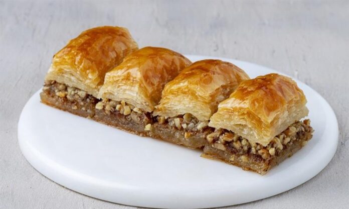 Cevizli Baklava Anadolu’nun Asırlık Tatlısı Yeniden Sofraların Gözdesi Oldu Türkiye’nin geleneksel tatlı kültürünün en önemli temsilcilerinden biri olan cevizli baklava, son dönemde hem yurt içinde hem de yurt dışında yeniden büyük bir ilgi görmeye başladı. Asırlardır bayramların, düğünlerin ve özel günlerin vazgeçilmez tatlısı olan cevizli baklava, özellikle el açması yufka, kaliteli ceviz ve özenle hazırlanan şerbetiyle Türk mutfağının en güçlü lezzet simgeleri arasında yer alıyor. Günümüzde baklava üreticilerinin çeşitliliği artırması, geleneksel tariflere sahip çıkması ve modern sunum teknikleri geliştirmesi, tatlının bilinirliğini daha da yükseltti. Konulu bir haber görseli.