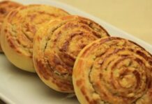 Cevizli Çörek Geleneksel Lezzet Yeniden Popülerlik Kazanıyor Türkiye’nin birçok bölgesinde uzun yıllardır hazırlanan Cevizli Çörek, son dönemde sosyal medyada yayılan yöresel tarif akımıyla birlikte yeniden gündeme geldi. Kahvaltı sofralarının vazgeçilmezi hâline gelen bu geleneksel hamur işi, özellikle ev yapımı lezzetlere olan ilginin artmasıyla daha fazla kişi tarafından keşfedilmeye başladı. Gerek dokusu gerekse cevizli iç harcının aromasıyla dikkat çeken Cevizli Çörek, son aylarda fırınlar, pastaneler ve ev mutfaklarında en çok tercih edilen ürünlerden biri oldu. Gastronomi yazarları ise bu yükselişi, “köklü tariflerin dönüşü” olarak değerlendiriyor. Konulu bir haber görseli.