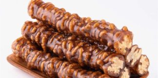 Anadolu mutfağının en sevilen geleneksel tatlarından biri olan cevizli sucuk, özellikle kış aylarının yaklaşmasıyla yeniden gündemde. Doğal içeriği, uzun süre saklanabilmesi ve hem atıştırmalık hem de enerji verici bir yiyecek olarak tüketilmesi, onu her yıl olduğu gibi bu yıl da yoğun ilgi gören bir ürün hâline getiriyor. Üzüm şırasının yoğunlaştırılmasıyla elde edilen karışımın ceviz dizilmiş ipe özenle geçirilip kat kat işlenmesi, bu tatlıyı sadece bir yiyecek olmaktan çıkarıp kültürel bir mirasa dönüştürüyor. Son dönemde yerel üreticilerin doğal yöntemlere dönüş yapmasıyla birlikte cevizli sucuk hem şehir pazarlarında hem de online satışlarda gittikçe daha görünür hâle geliyor. Konulu bir haber görseli.