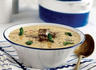 Türk mutfağının derinliklerinden günümüze taşınan ciğerli çorba, son yıllarda hem restoranlarda hem de ev mutfaklarında tekrar popüler hâle gelen özel bir lezzet olarak öne çıkıyor. Besleyici yapısı, kendine özgü aroması ve doyurucu kıvamıyla özellikle soğuk mevsimlerde tercih edilen bu çorba, geçmişten bugüne aktarılan tarifleriyle de kültürel bir zenginliği temsil ediyor. Eski Anadolu geleneğinde güç verici ve iyileştirici çorbalar arasında sayılan ciğerli çorba, bugün modern mutfak yorumlarıyla birlikte çok daha geniş bir kitleye hitap ediyor. Hem şifa amacıyla hem de lezzetli bir başlangıç olarak tüketilen çorba, tarif çeşitliliği açısından da oldukça geniş bir yelpazeye sahip. Konulu bir haber görseli.