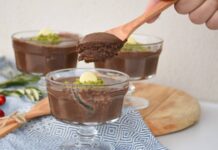 Son dönemde tatlı tercihleri arasında belirgin bir yükseliş gösteren çikolatalı mousse, hem hafif yapısı hem de yoğun kakao aromasıyla geniş bir kitleyi kendine çekiyor. Tatlı severlerin özellikle kış aylarında daha yoğun aromalara yönelmesi, bu tatlının tekrar öne çıkmasını sağlıyor. Pastanelerde ve restoranlarda satış oranları giderek artarken, sosyal medya kullanıcıları da görünümü oldukça şık olan çikolatalı mousse paylaşımlarına her geçen gün daha fazla ilgi gösteriyor. Bu ilgi, tatlının hem profesyonel mutfaklarda hem de ev tariflerinde daha fazla yer bulmasına katkı sağlıyor. Konulu bir haber görseli.