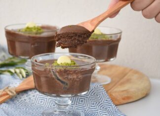 Son dönemde tatlı tercihleri arasında belirgin bir yükseliş gösteren çikolatalı mousse, hem hafif yapısı hem de yoğun kakao aromasıyla geniş bir kitleyi kendine çekiyor. Tatlı severlerin özellikle kış aylarında daha yoğun aromalara yönelmesi, bu tatlının tekrar öne çıkmasını sağlıyor. Pastanelerde ve restoranlarda satış oranları giderek artarken, sosyal medya kullanıcıları da görünümü oldukça şık olan çikolatalı mousse paylaşımlarına her geçen gün daha fazla ilgi gösteriyor. Bu ilgi, tatlının hem profesyonel mutfaklarda hem de ev tariflerinde daha fazla yer bulmasına katkı sağlıyor. Konulu bir haber görseli.