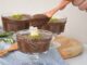 Çikolatalı Mousse Lezzeti Yeniden Yükselişte Tatlı Dünyasında Yeni Trend Son dönemde tatlı tercihleri arasında belirgin bir yükseliş gösteren çikolatalı mousse, hem hafif yapısı hem de yoğun kakao aromasıyla geniş bir kitleyi kendine çekiyor. Tatlı severlerin özellikle kış aylarında daha yoğun aromalara yönelmesi, bu tatlının tekrar öne çıkmasını sağlıyor. Pastanelerde ve restoranlarda satış oranları giderek artarken, sosyal medya kullanıcıları da görünümü oldukça şık olan çikolatalı mousse paylaşımlarına her geçen gün daha fazla ilgi gösteriyor. Bu ilgi, tatlının hem profesyonel mutfaklarda hem de ev tariflerinde daha fazla yer bulmasına katkı sağlıyor. Konulu bir haber görseli.