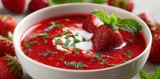 Çilekli soğuk yoğurt çorbası, yaz aylarında sofraların hem hafif hem tatlı ve ferahlatıcı seçeneği olarak öne çıkıyor. Taze çilekler ve yoğurdun birleşimiyle hazırlanan bu çorba, hem lezzeti hem de görselliği ile sofraları süslüyor. Çilekli soğuk yoğurt çorbası, içine eklenen taze nane ve hafif şekerle sofralarda hem aroma hem de renk katıyor. Yaz sofralarında özellikle öğle ve akşam yemeklerinde tercih edilen bu tarif, sağlıklı ve ferahlatıcı bir başlangıç olarak dikkat çekiyor. Konulu bir haber görseli.