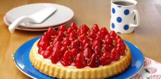 Tatlı dünyasında hem görselliği hem de ferah tadıyla özel bir yere sahip olan çilekli tart, son yıllarda yeniden yükselen bir ilgiyle karşılanıyor. Özellikle mevsiminde kullanılan çileklerin aromasıyla birleşen bu klasik tatlı, hem ev mutfaklarında hem de pastanelerde sıkça tercih ediliyor. İnce tabanı, yumuşak kreması ve taze meyve dokunuşuyla öne çıkan çilekli tart, ağır tatlılardan kaçınanlar için dengeli bir alternatif sunuyor. Konulu bir haber görseli.