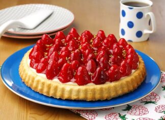 Tatlı dünyasında hem görselliği hem de ferah tadıyla özel bir yere sahip olan çilekli tart, son yıllarda yeniden yükselen bir ilgiyle karşılanıyor. Özellikle mevsiminde kullanılan çileklerin aromasıyla birleşen bu klasik tatlı, hem ev mutfaklarında hem de pastanelerde sıkça tercih ediliyor. İnce tabanı, yumuşak kreması ve taze meyve dokunuşuyla öne çıkan çilekli tart, ağır tatlılardan kaçınanlar için dengeli bir alternatif sunuyor. Konulu bir haber görseli.