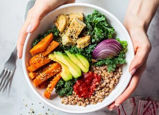 Clean Eating, son yıllarda sağlıklı yaşam arayışında olan bireyler arasında giderek daha fazla benimsenen bir beslenme yaklaşımı olarak öne çıkmaktadır. Bu anlayış, gıdaların mümkün olduğunca doğal hâliyle tüketilmesini, aşırı işlenmiş ürünlerden uzak durulmasını ve beslenme sürecinde bilinçli tercihler yapılmasını temel alır. Clean Eating, katı kurallardan çok farkındalık üzerine kurulu bir yaklaşım sunduğu için geniş bir kitleye hitap etmektedir. Konulu bir haber görseli.