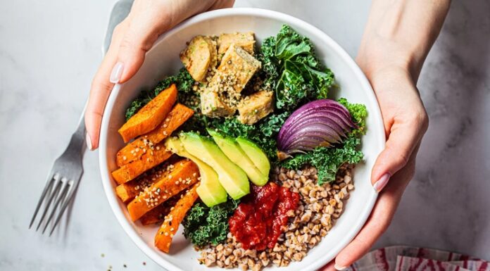 Clean Eating, son yıllarda sağlıklı yaşam arayışında olan bireyler arasında giderek daha fazla benimsenen bir beslenme yaklaşımı olarak öne çıkmaktadır. Bu anlayış, gıdaların mümkün olduğunca doğal hâliyle tüketilmesini, aşırı işlenmiş ürünlerden uzak durulmasını ve beslenme sürecinde bilinçli tercihler yapılmasını temel alır. Clean Eating, katı kurallardan çok farkındalık üzerine kurulu bir yaklaşım sunduğu için geniş bir kitleye hitap etmektedir. Konulu bir haber görseli.